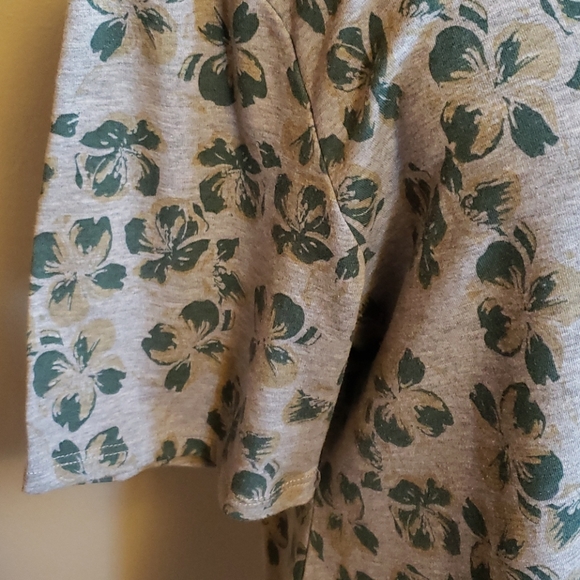 Lularoe top🌻 - Picture 2 of 4